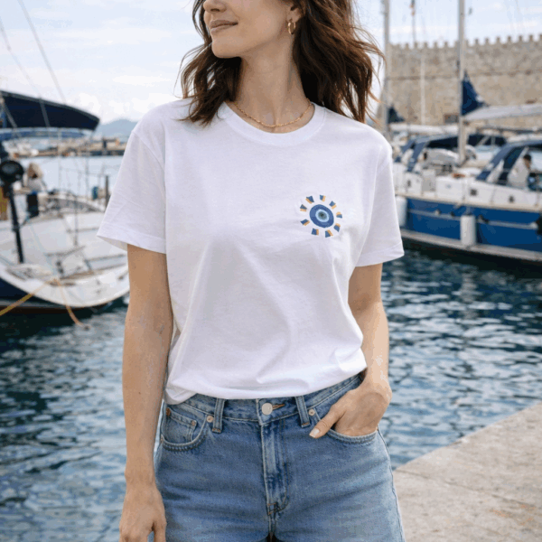 Κεντημένο T-shirt με το σχέδιο μας Sunny Evil Eye